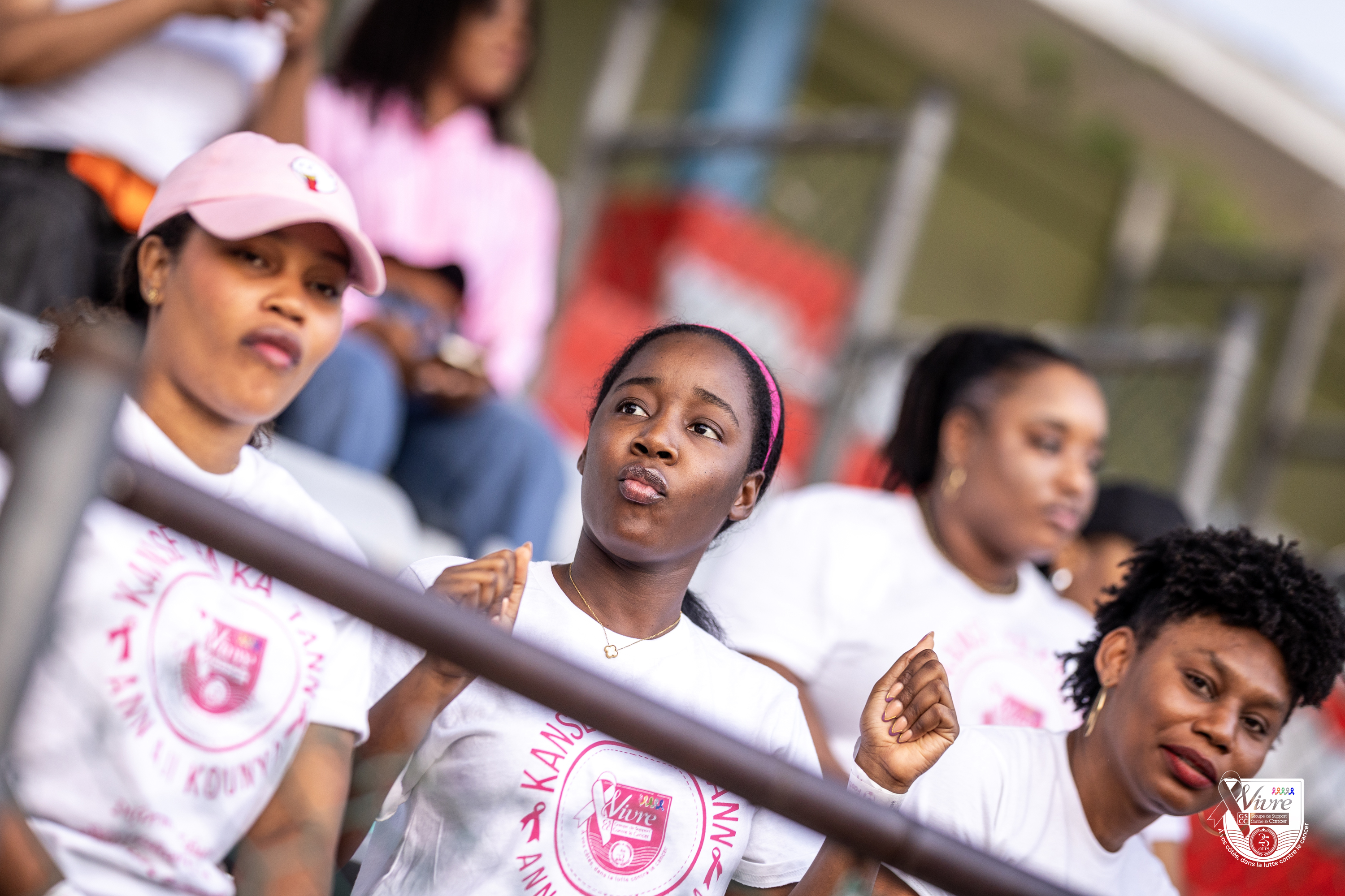 Football Rose — 25e anniversaire GSCC, équipe en t-shirts roses
